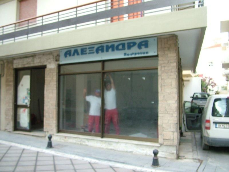 Επισκευές οπλισμού, μονώσεις τοίχων, χρωματισμός, γενική ανακαίνιση διαμερίσματος.