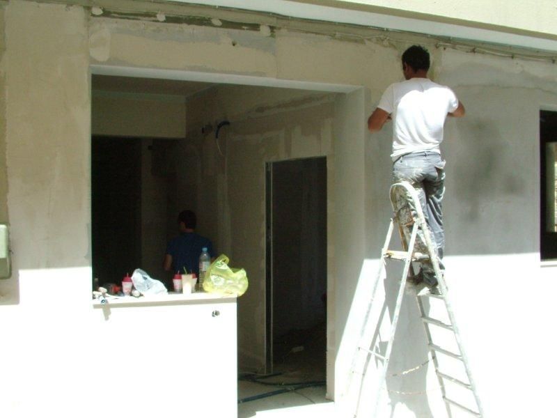 Επισκευές οπλισμού, μονώσεις τοίχων, χρωματισμός, γενική ανακαίνιση διαμερίσματος.