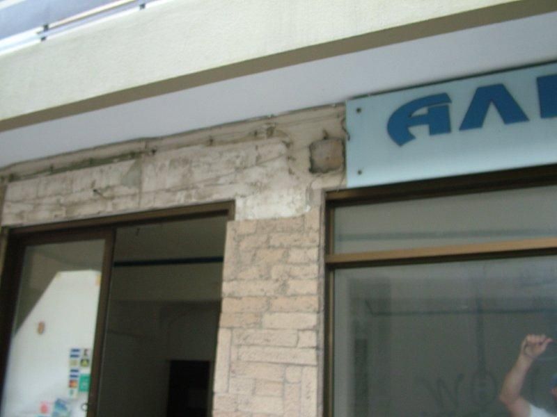Επισκευές οπλισμού, μονώσεις τοίχων, χρωματισμός, γενική ανακαίνιση διαμερίσματος.