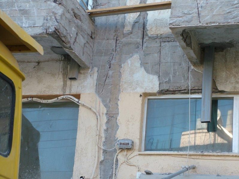 Επισκευές οπλισμού, επιχρίσματα ψιλά, μονώσεις τοίχων, χρωματισμός.