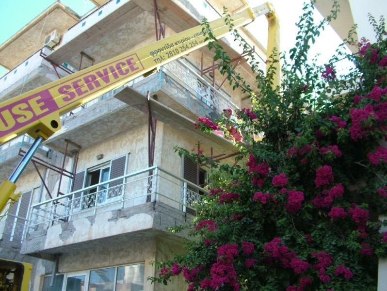 Επισκευές οπλισμού, επιχρίσματα ψιλά, μονώσεις τοίχων, χρωματισμός.