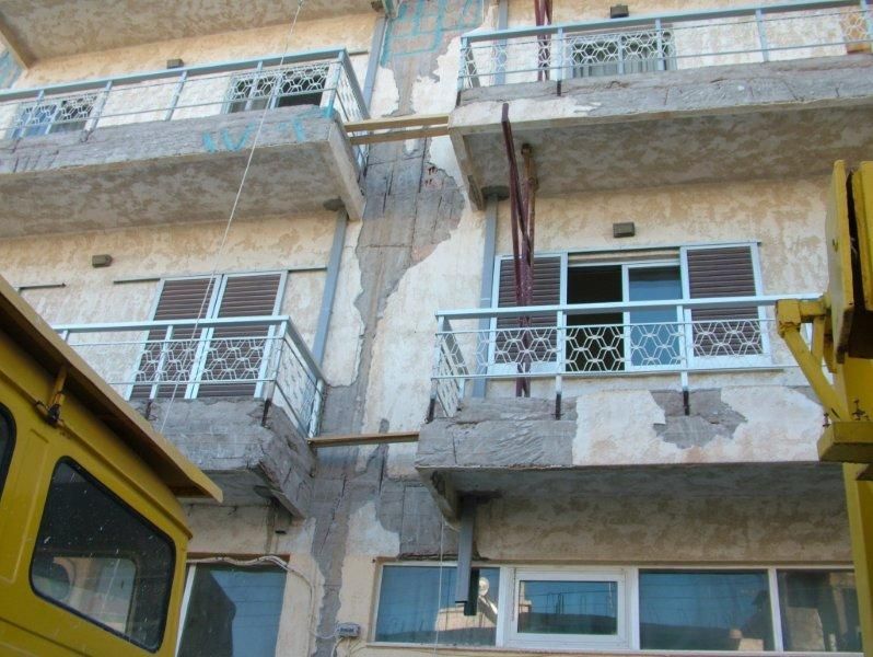 Επισκευές οπλισμού, επιχρίσματα ψιλά, μονώσεις τοίχων, χρωματισμός.