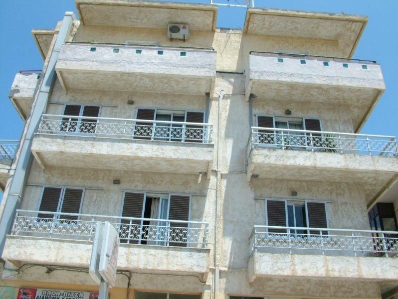 Επισκευές οπλισμού, επιχρίσματα ψιλά, μονώσεις τοίχων, χρωματισμός.