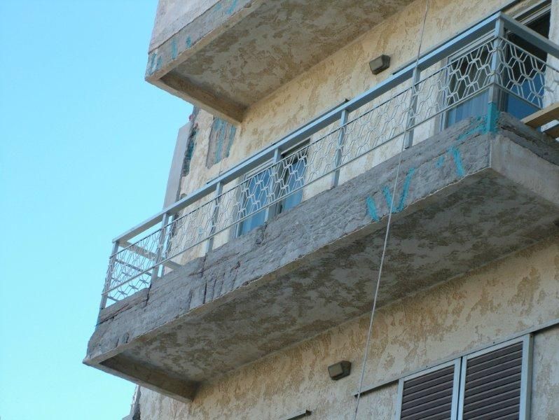 Επισκευές οπλισμού, επιχρίσματα ψιλά, μονώσεις τοίχων, χρωματισμός.