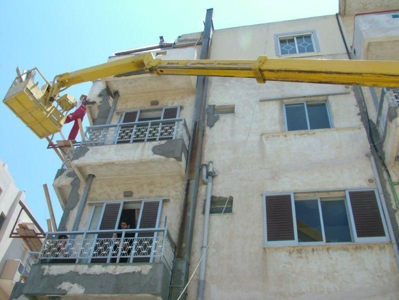 Επισκευές οπλισμού, επιχρίσματα ψιλά, μονώσεις τοίχων, χρωματισμός.