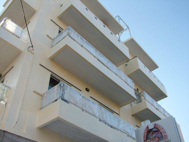 Επισκευές οπλισμού, επιχρίσματα ψιλά, μονώσεις τοίχων, χρωματισμός.