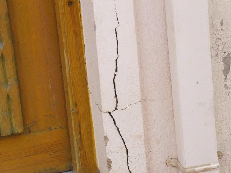 Επισκευές οπλισμού, μονώσεις τοίχων, χρωματισμός, κατασκευή μεταλλικής κλίμακας υγρομόνωση.