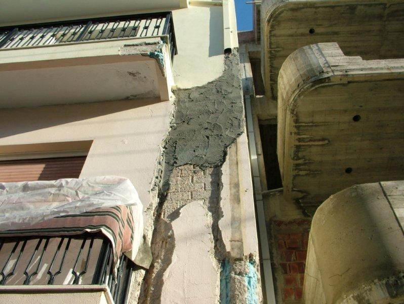 Επισκευές οπλισμού, μονώσεις τοίχων, χρωματισμός.