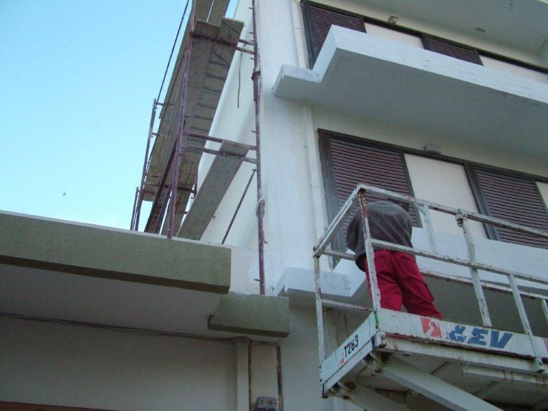 Επισκευές οπλισμού, μονώσεις τοίχων, χρωματισμός.