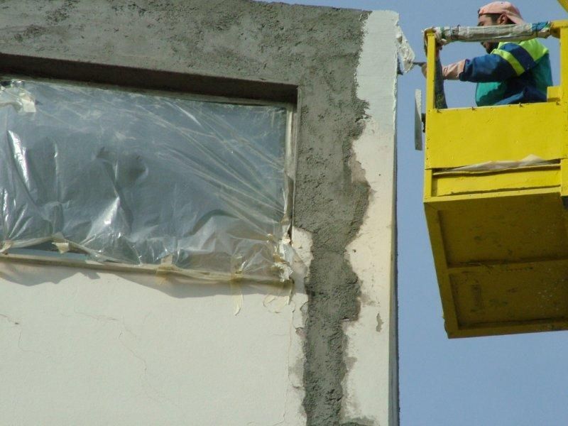 Επισκευές οπλισμού, μονώσεις τοίχων, χρωματισμός.