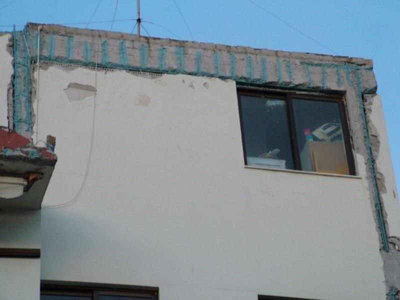 Επισκευές οπλισμού, μονώσεις τοίχων, χρωματισμός.