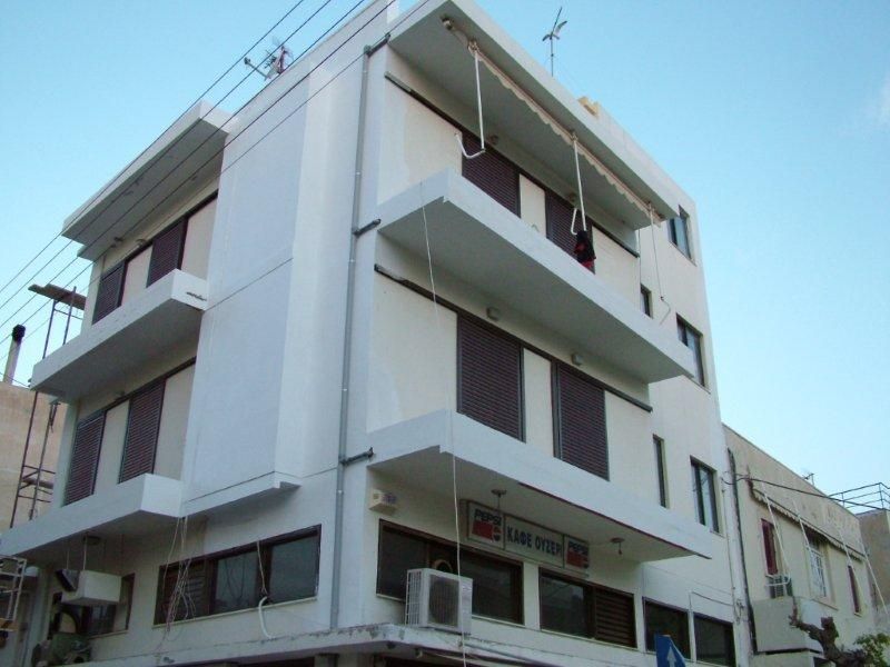 Επισκευές οπλισμού, μονώσεις τοίχων, χρωματισμός.
