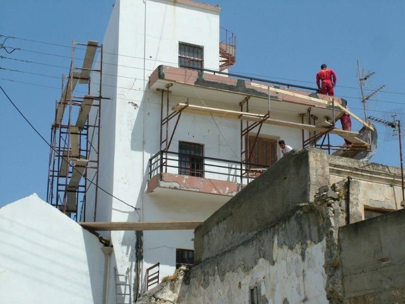 Επισκευές οπλισμού, μονώσεις τοίχων, χρωματισμός.