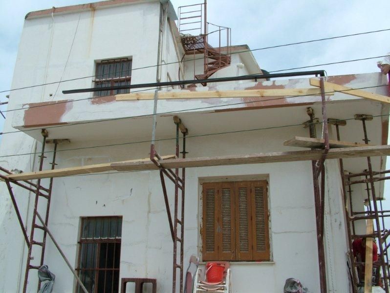 Επισκευές οπλισμού, μονώσεις τοίχων, χρωματισμός.