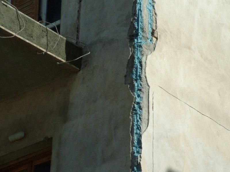 Επισκευές οπλισμού, μονώσεις τοίχων, χρωματισμός.