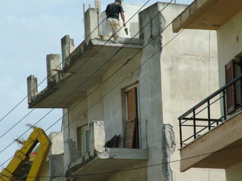 Επισκευές οπλισμού, μονώσεις τοίχων, χρωματισμός.