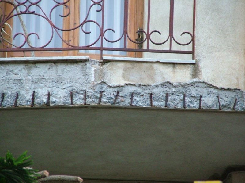 Επισκευές οπλισμού, μονώσεις τοίχων, χρωματισμός.