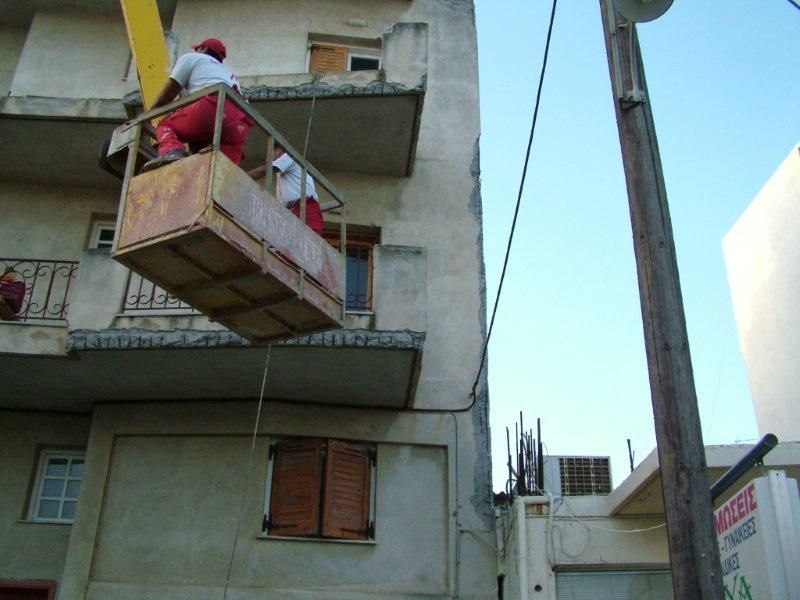Επισκευές οπλισμού, μονώσεις τοίχων, χρωματισμός.