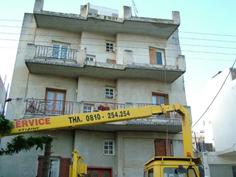 Επισκευές οπλισμού, μονώσεις τοίχων, χρωματισμός.