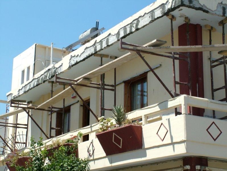Επισκευές οπλισμού, μονώσεις τοίχων, χρωματισμός υγρομόνωση ταράτσας.
