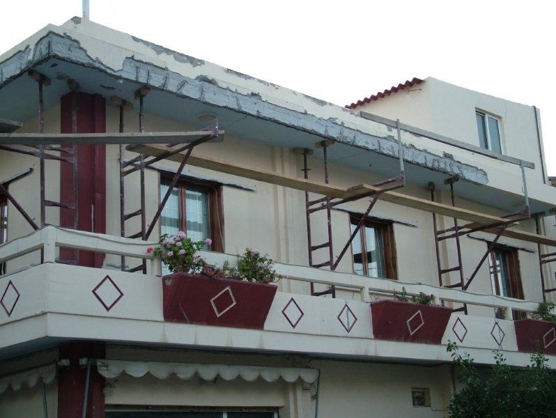 Επισκευές οπλισμού, μονώσεις τοίχων, χρωματισμός υγρομόνωση ταράτσας.