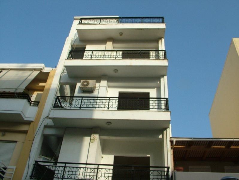Επισκευές οπλισμού, μονώσεις τοίχων, χρωματισμός.