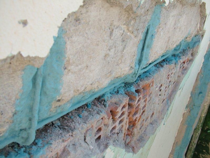 Επισκευές οπλισμού, μονώσεις τοίχων, χρωματισμός.