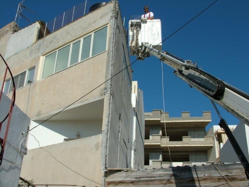 Επισκευές οπλισμού, μονώσεις τοίχων, χρωματισμός.