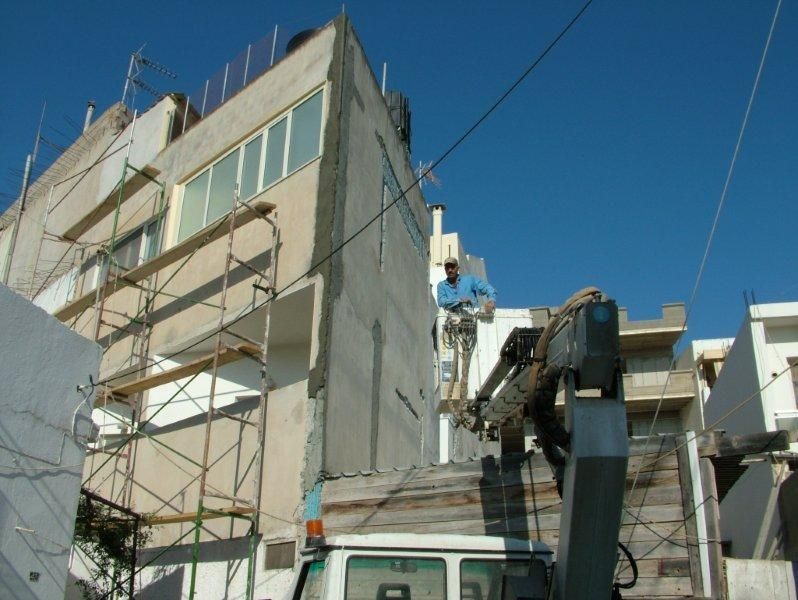 Επισκευές οπλισμού, μονώσεις τοίχων, χρωματισμός.
