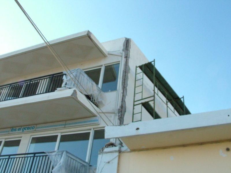 Επισκευές οπλισμού, μονώσεις τοίχων, χρωματισμός.