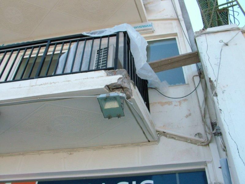 Επισκευές οπλισμού, μονώσεις τοίχων, χρωματισμός.