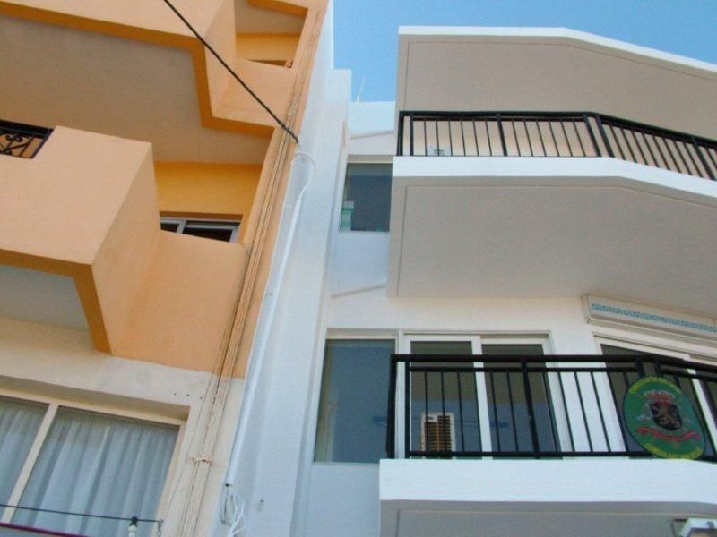 Επισκευές οπλισμού, μονώσεις τοίχων, χρωματισμός.