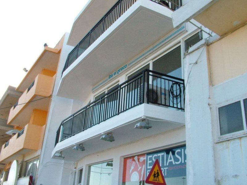 Επισκευές οπλισμού, μονώσεις τοίχων, χρωματισμός.