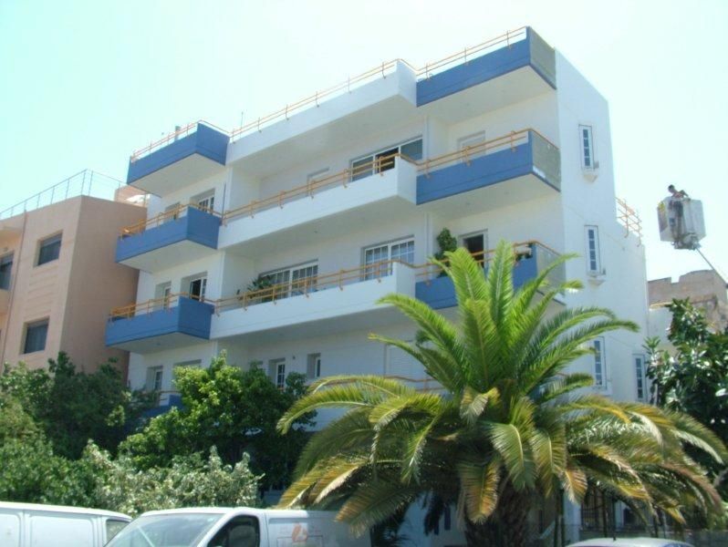 Επισκευές οπλισμού, μονώσεις τοίχων, χρωματισμός.