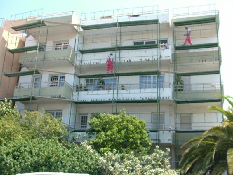 Επισκευές οπλισμού, μονώσεις τοίχων, χρωματισμός.