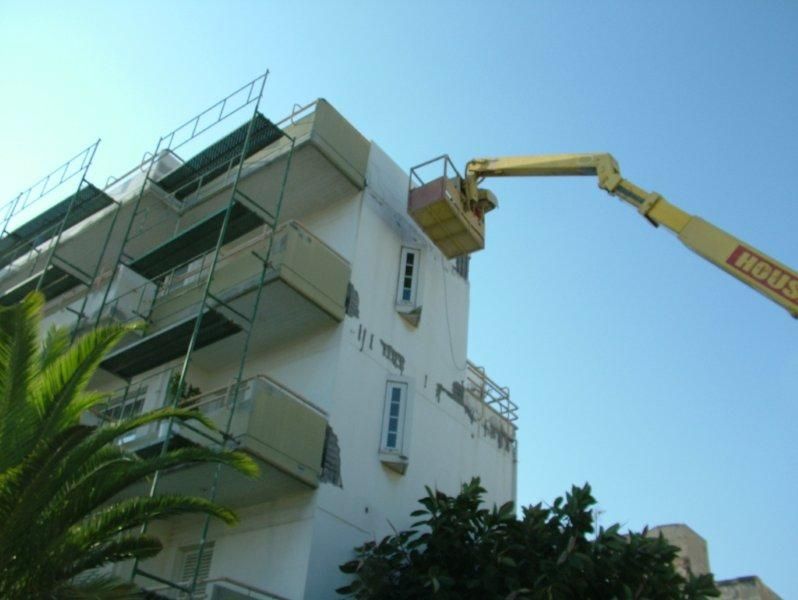 Επισκευές οπλισμού, μονώσεις τοίχων, χρωματισμός.