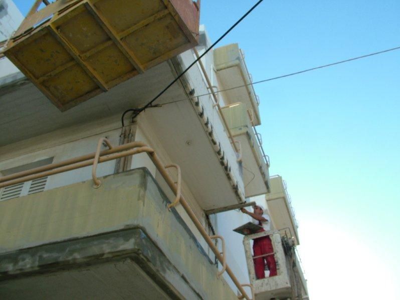 Επισκευές οπλισμού, μονώσεις τοίχων, χρωματισμός.
