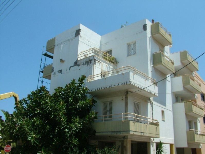 Επισκευές οπλισμού, μονώσεις τοίχων, χρωματισμός.