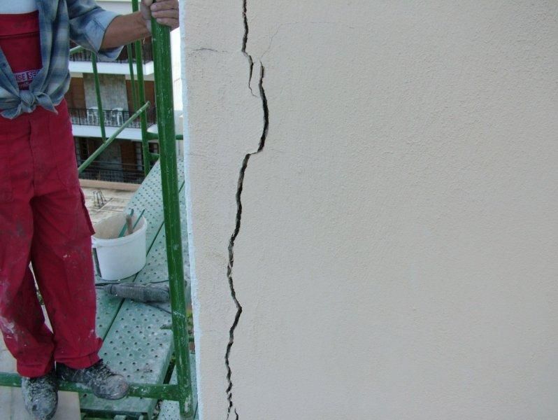 Επισκευές οπλισμού, μονώσεις τοίχων, χρωματισμός.