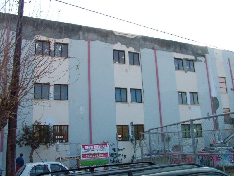 Επισκευές οπλισμού, μονώσεις τοίχων, χρωματισμός.