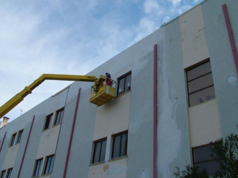 Επισκευές οπλισμού, μονώσεις τοίχων, χρωματισμός.