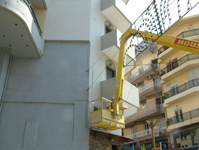Επισκευές οπλισμού, μονώσεις τοίχων, χρωματισμός.