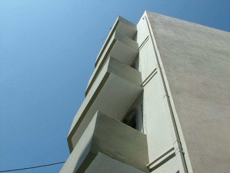 Επισκευές οπλισμού, μονώσεις τοίχων, χρωματισμός.