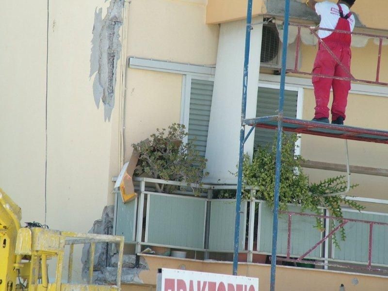 Επισκευές οπλισμού, μονώσεις τοίχων, χρωματισμός.
