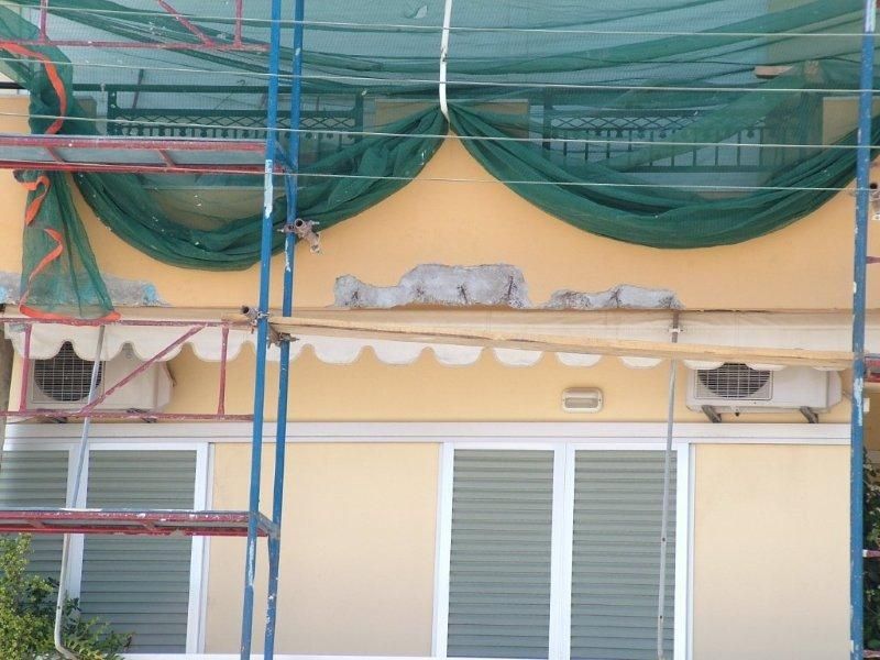 Επισκευές οπλισμού, μονώσεις τοίχων, χρωματισμός.