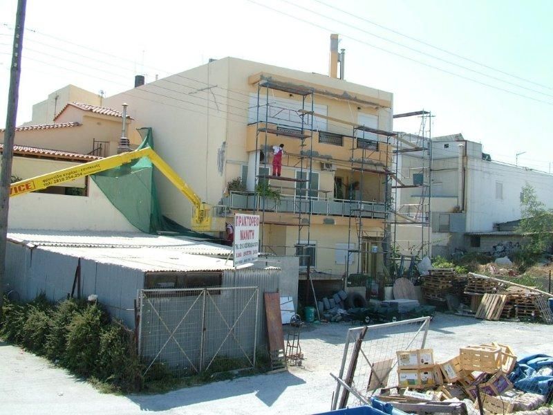 Επισκευές οπλισμού, μονώσεις τοίχων, χρωματισμός.