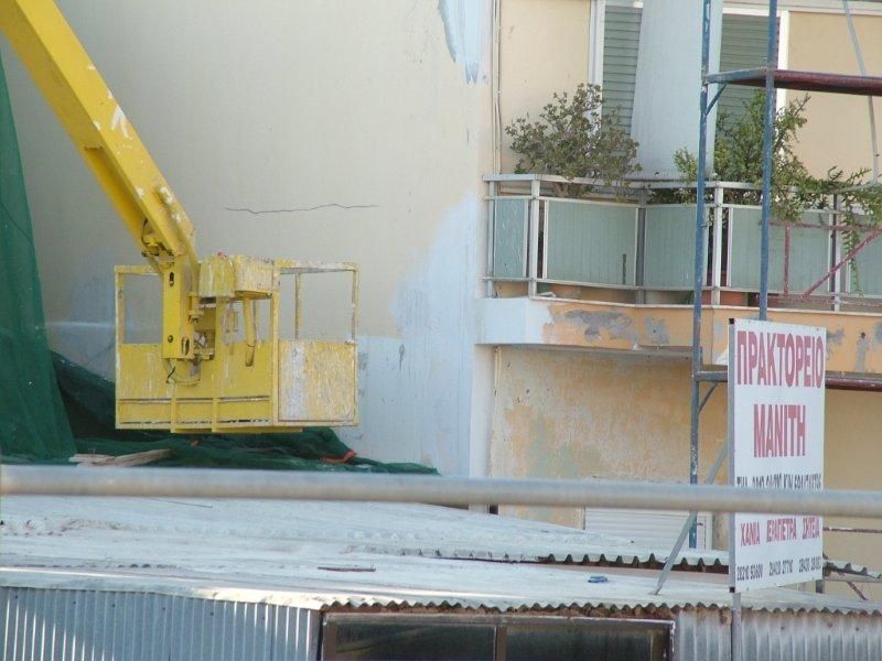 Επισκευές οπλισμού, μονώσεις τοίχων, χρωματισμός.