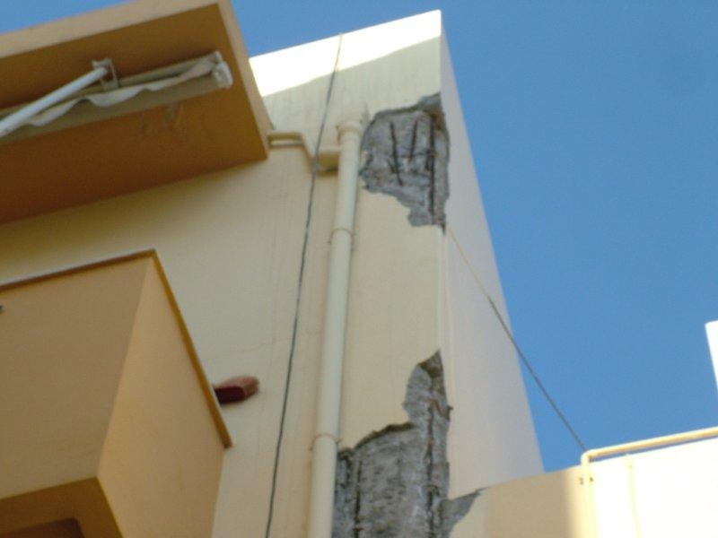 Επισκευές οπλισμού, μονώσεις τοίχων, χρωματισμός.