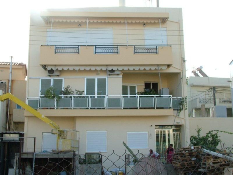 Επισκευές οπλισμού, μονώσεις τοίχων, χρωματισμός.
