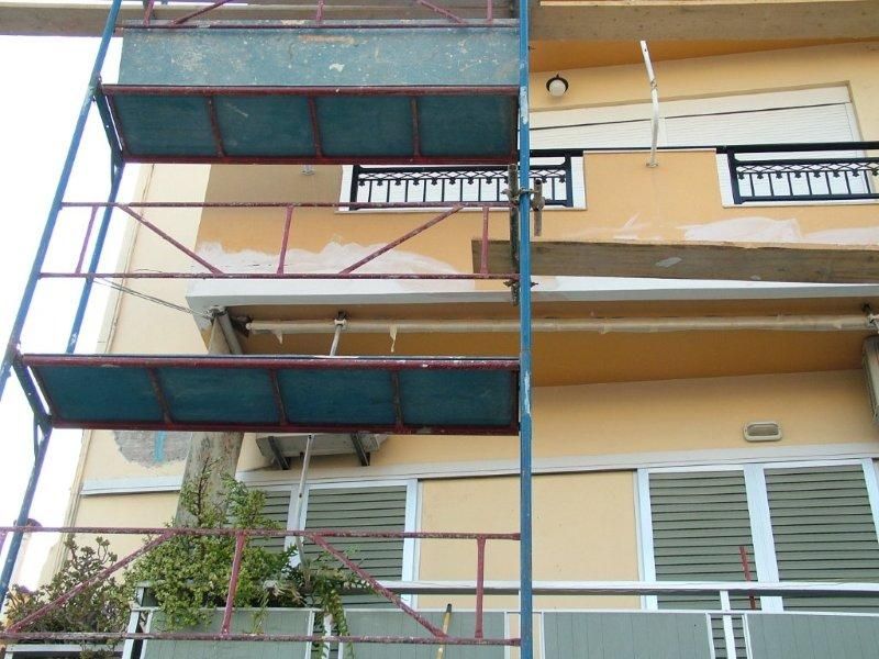 Επισκευές οπλισμού, μονώσεις τοίχων, χρωματισμός.
